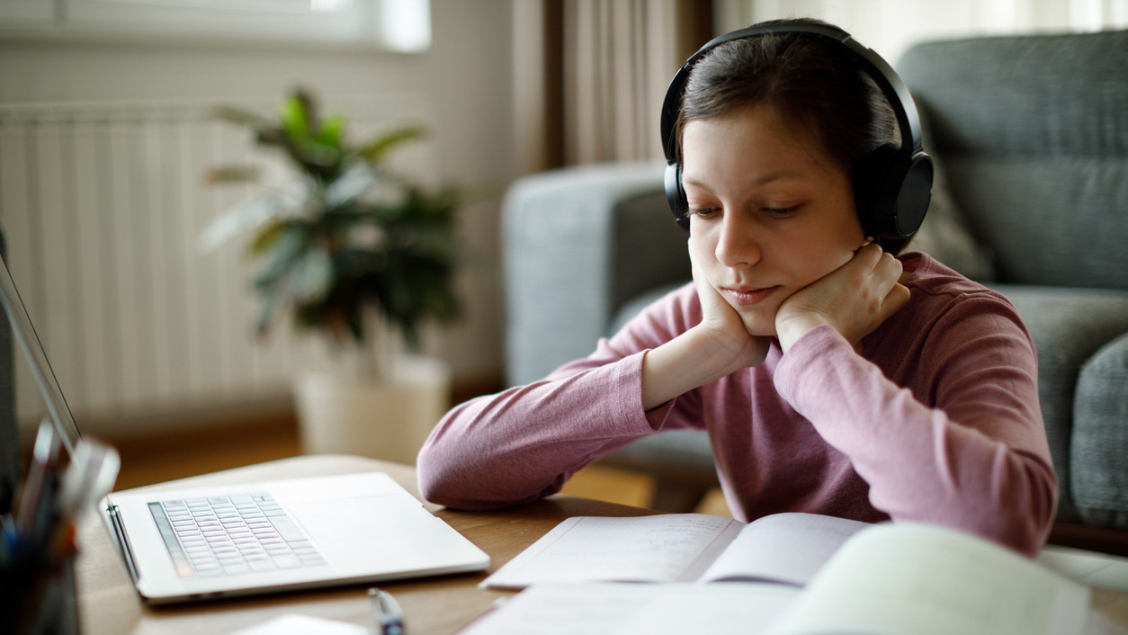 image of girl looking bored doing e-learning